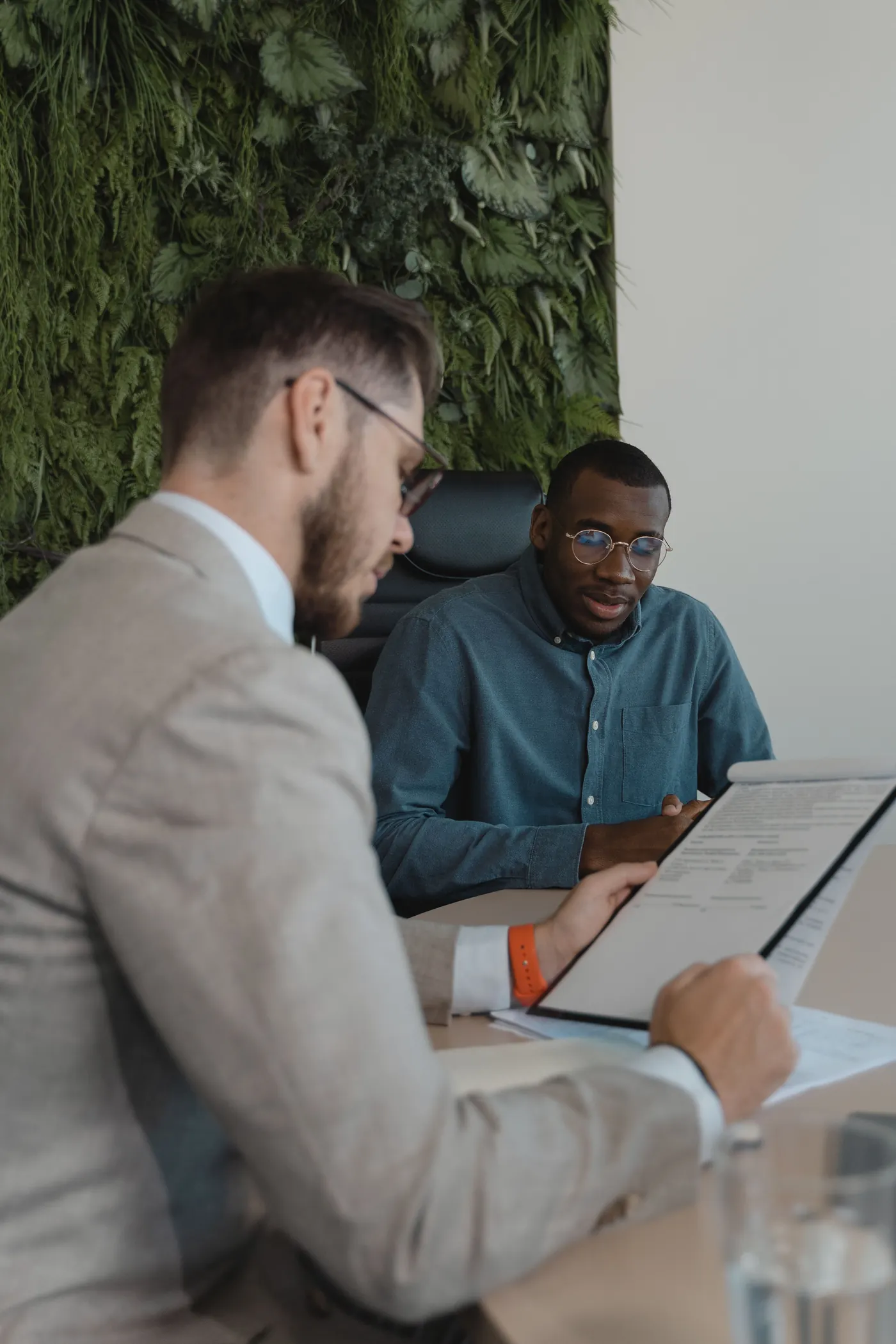 Recruitmentprofessional bespreekt een vacature