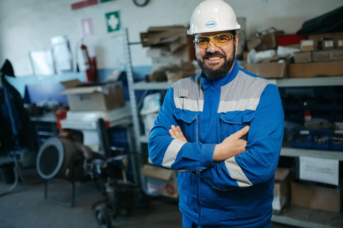 Technisch vakman in een industriële werkomgeving